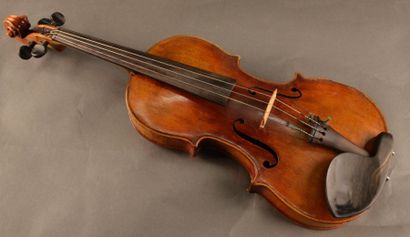 null Violon, Pays de l'Est, XXe siècle, portant une étiquette apocryphe de Stradivarius...