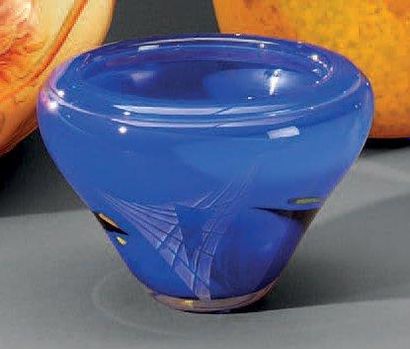 Régis & Gisèle FIÉVET (1951/48) Vase évasé en pâte de verre bleue, gravé à incrustation...