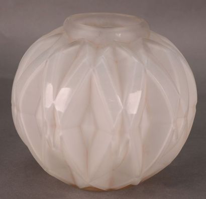 André HUNEBELLE (1896-1985) Vase boule en verre moulé blanc laiteux à décor géométrique...