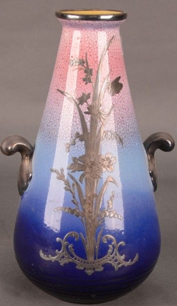 null Vase en céramique dégradée rose et bleu à deux prises latérales et application...