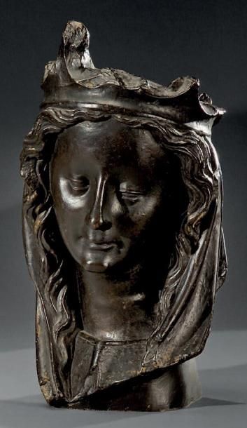 null Vierge dans le style du XVe siècle Buste en bronze à patine foncée H. 37,5 ...