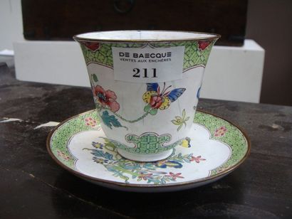 CHINE Sorbet et son présentoir en porcelaine à décor en émail de papillons XVIIIe...