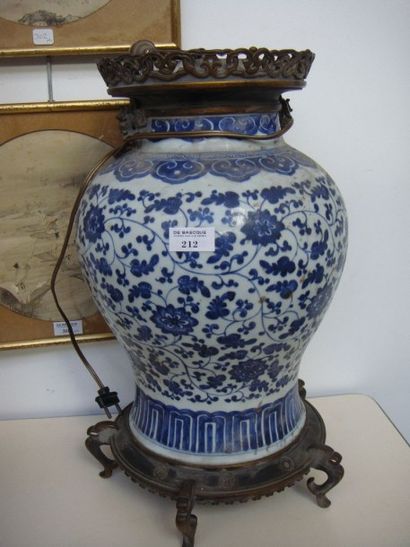 CHINE Potiche en porcelaine bleu blanc montée en lampe, monture en bronze XIXe siècle...