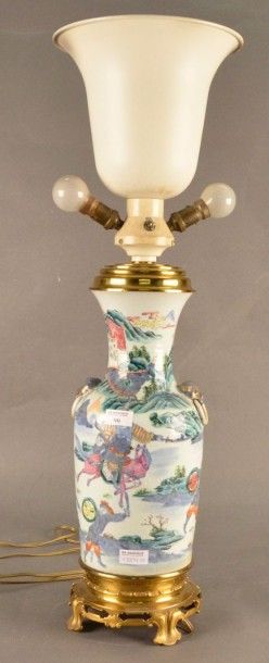 CANTON XIXe Vase balustre en porcelaine à décor d'un chevalier chinois, deux anses...