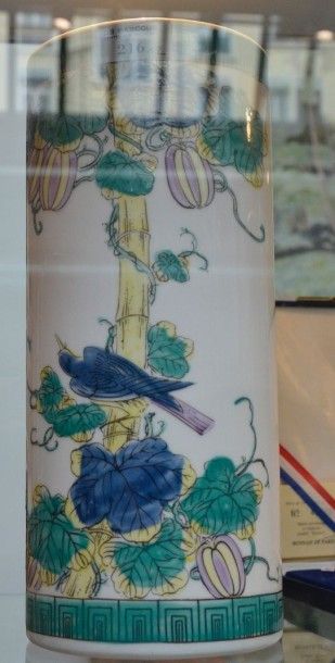 JAPON Paire de vases rouleaux à décor polychrome XIXe siècle H. 28 cm