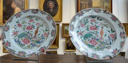 CHINE Deux assiettes en porcelaine de la famille rose XVIIIe siècle D. 35 cm