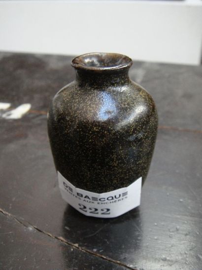 null Petit vase en céramique noire Chine Accident