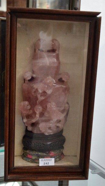 null Vase en pierre dure rose, dans un écrin en bois H. 22 cm
