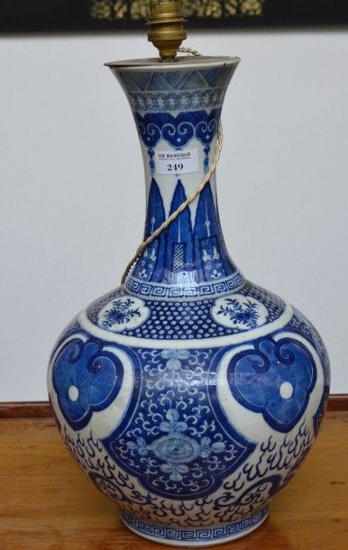 CHINE Vase à corps rond et col évasé, porcelaine blanc et bleu Marque apocryphe Kangxi,...