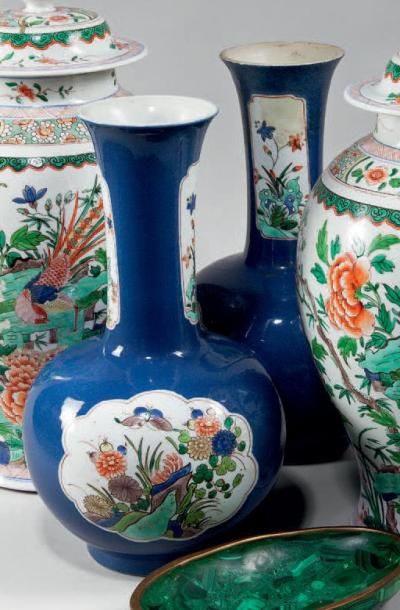 null Paire de vases à long col en porcelaine émaillée bleu et décor en réserve de...