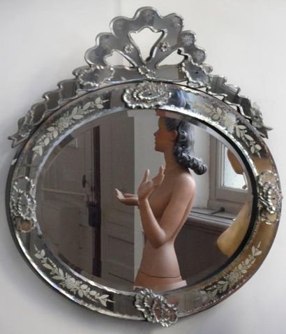 null Grand miroir vénitien de forme ovale à fronton ajouré. La bordure gravée de...