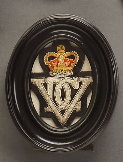 null Insigne de veston en canetille, lettres VDC sous couronne, 5e régiment de Dragons...