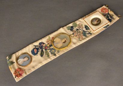 null Trois miniatures sur un bandeau réappliqué de broderies anglaises du XVIIe siècle:...
