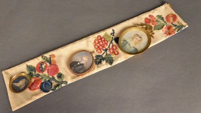 null Trois miniatures sur un bandeau réappliqué de broderies anglaises du XVIIe siècle:...