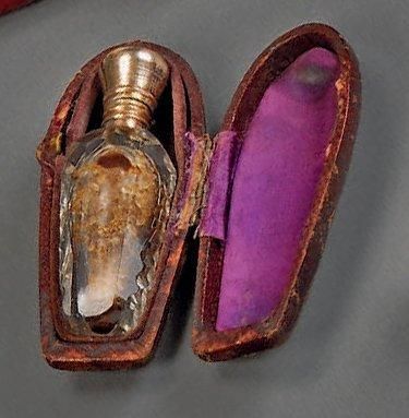  Flacon à sel en cristal taillé, monté vermeil XIXe siècle H. 7 cm BL Écrin d'or...