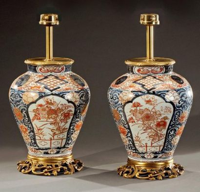 JAPON - Époque EDO (1603-1868) Paire de potiches balustres en porcelaine blanche...