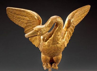 Grand motif de cygne en bois doré, les ailes...