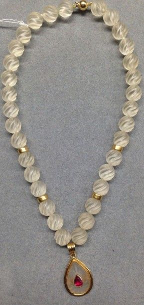null Collier original en perles de cristal de roche, ponctué de quatre motifs en...