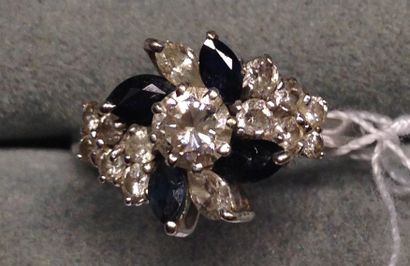  Jolie bague en or gris, stylisant un bouquet de fleurs composé de diamants taille...