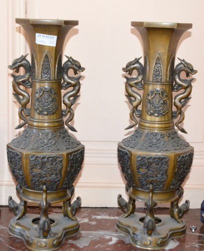 CHINE ou INDOCHINE, vers 1900 Paire de vases en bronze (*)