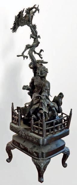 CHINE Importante sculpture en bronze représentant un moine lisant un rouleau surmonté...