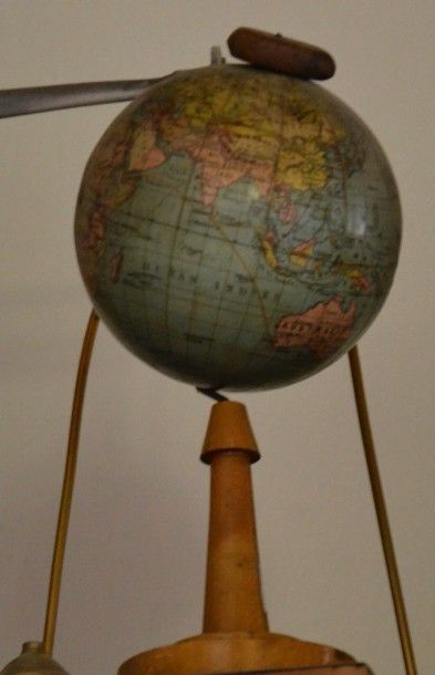 null Petite mappemonde «globe d'écolier», piétement en bois D. 13 cm Manque une fixation...
