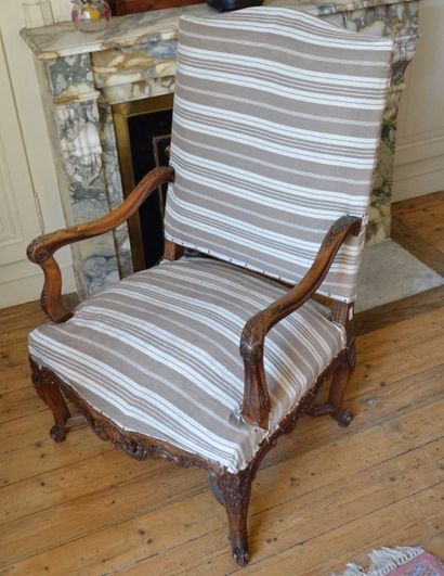 null Paire de beaux fauteuils à dossier plat en bois richement sculpté à décor Régence,...