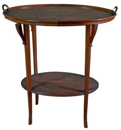 Louis MAJORELLE (1859-1926) Table à thé ovale en noyer et placage de noyer, le plateau...