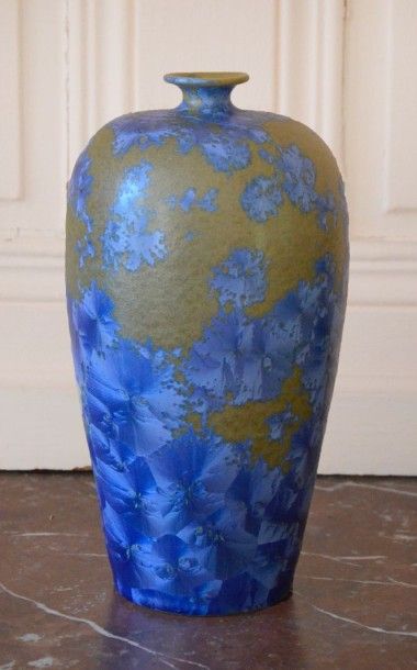 null Vase de forme obus à décor de cristallisation bleu et doré Signé sous la base...