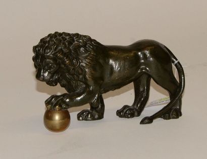 D'après l'Antique Lion de la villa Médicis Bronze à patine verte et dorée H. 10 cm...