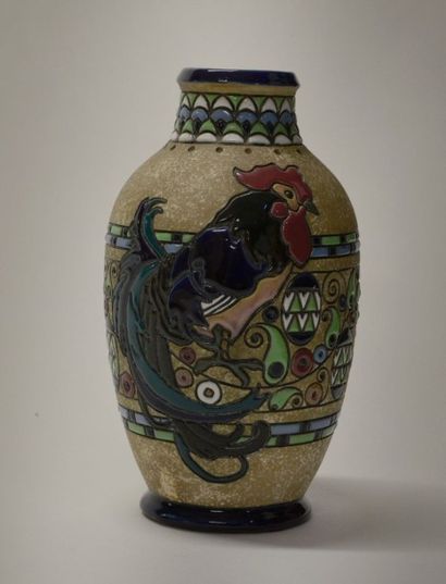 null AMPHORA Vase ovoïde en faïence émaillée à décor d'un coq et frises stylisées...