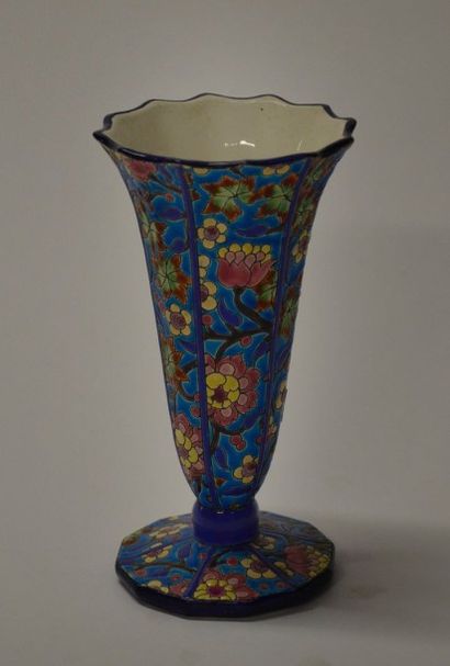 LONGWY Vase cornet en faïence émaillée à décor floral Cachet «Émaux de Longwy, décor...