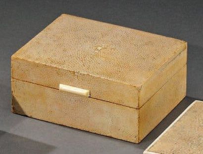 null Boîte rectangulaire en bois gaînée de galuchat, pris en ivoire H. 5,5 cm - L....