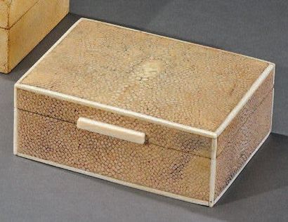 null Boîte rectangulaire en bois gaîné de galuchat et ivoire H. 5 cm - L. 14 cm -...