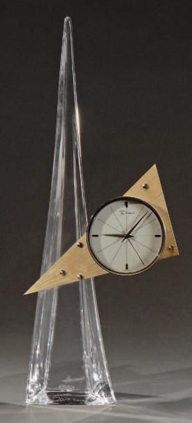 DAUM Horloge, cadran rond en laiton posé sur un triangle monté sur un socle en cristal...
