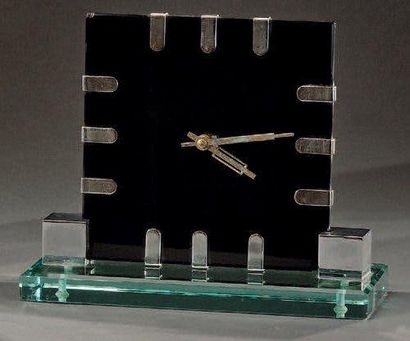 JACQUES ADNET (1900-1984) Pendule carrée à cadran en opaline noire avec application...