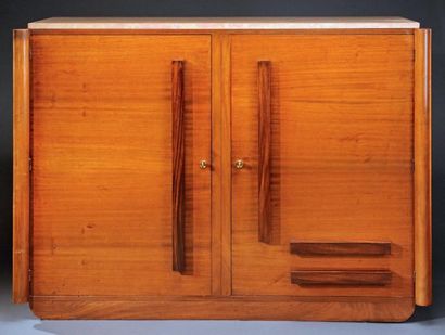 ANDRÉ SORNAY (1902-2 000) Buffet moderniste en placage d'acajou, deux portes asymétriques,...