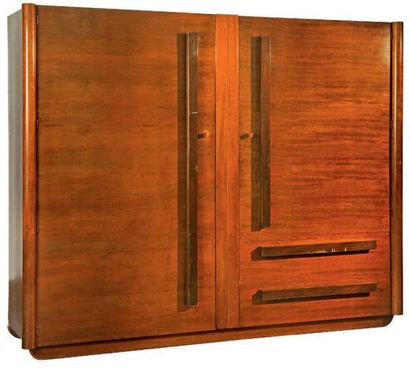 ANDRÉ SORNAY (1902-2 000) Grande armoire moderniste en placage de palissandre clouté....