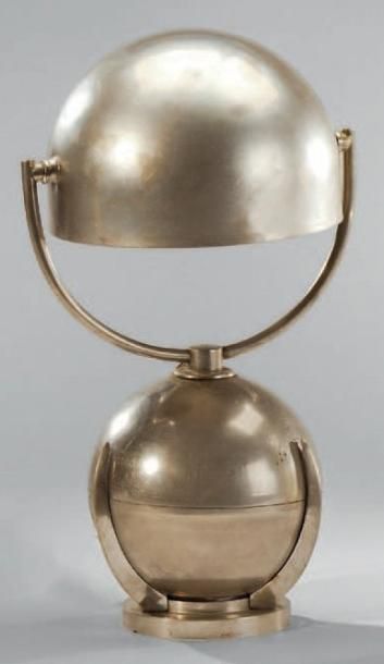 Félix AUBLET (1903-1978) Lampe en métal à corps sphérique orientable supportant un...