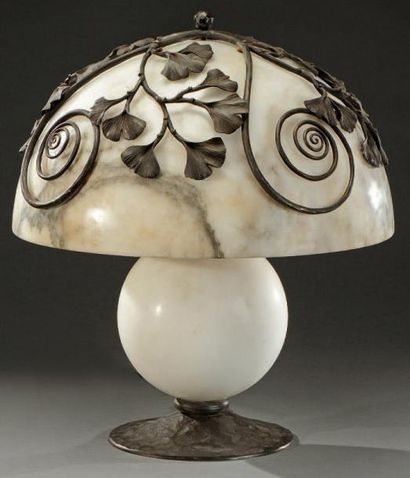 Louis KATONA (1850-1933) Importante lampe en albâtre et fer forgé à décor de rinceaux...