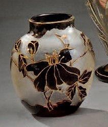 null Vase à panse aplatie en verre multicouche à décor floral noir, dégagé à l'acide...