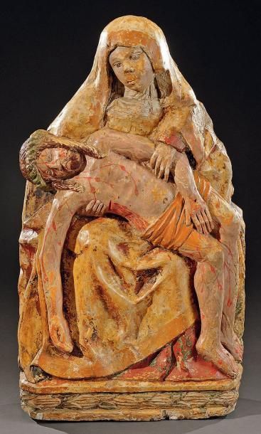 null Vierge de Pitié en pierre sculptée et polychromée. Assise, son Fils allongé...