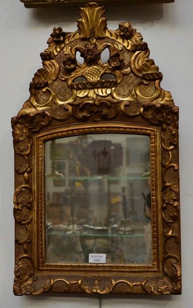 null Petit miroir en bois sculpté et redoré, fronton ajouré XVIIIe siècle H. 53 cm...