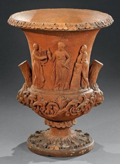 null Vase Médicis à décor néoclassique en terre cuite sculptée et moulurée H. 35,5...