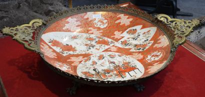 null Grande coupe montée en bronze, porcelaine japonaise XIXe siècle D. 48 cm sans...
