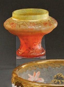 Dans le gout de DAUM Vase sur piédouche en verre moucheté à décor de chrysanthèmes,...