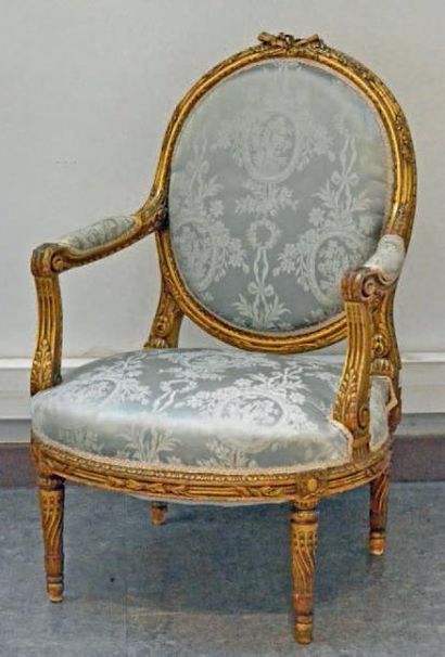 null Large fauteuil à dossier médaillon en bois doré mouluré et sculpté de feuillages,...