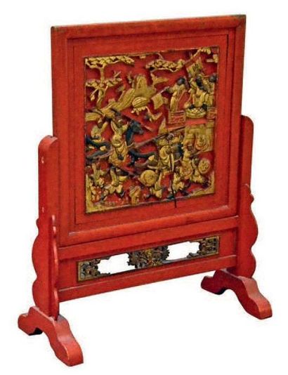 null Écran en bois sculpté doré et laqué rouge à décor de scènes de bataille Chine,...