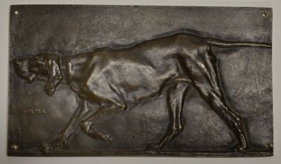 Victor PETER (1840-1918) Chienne d'arrêt Plaque en bronze à patine brune, signée...