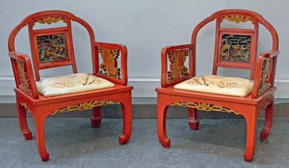 null Paire de fauteuils en bois sculpté doré et laqué rouge, à décor de feuillages,...
